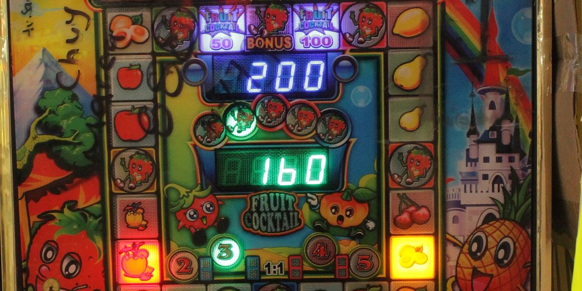 Slot machine da bar con simboli di frutta