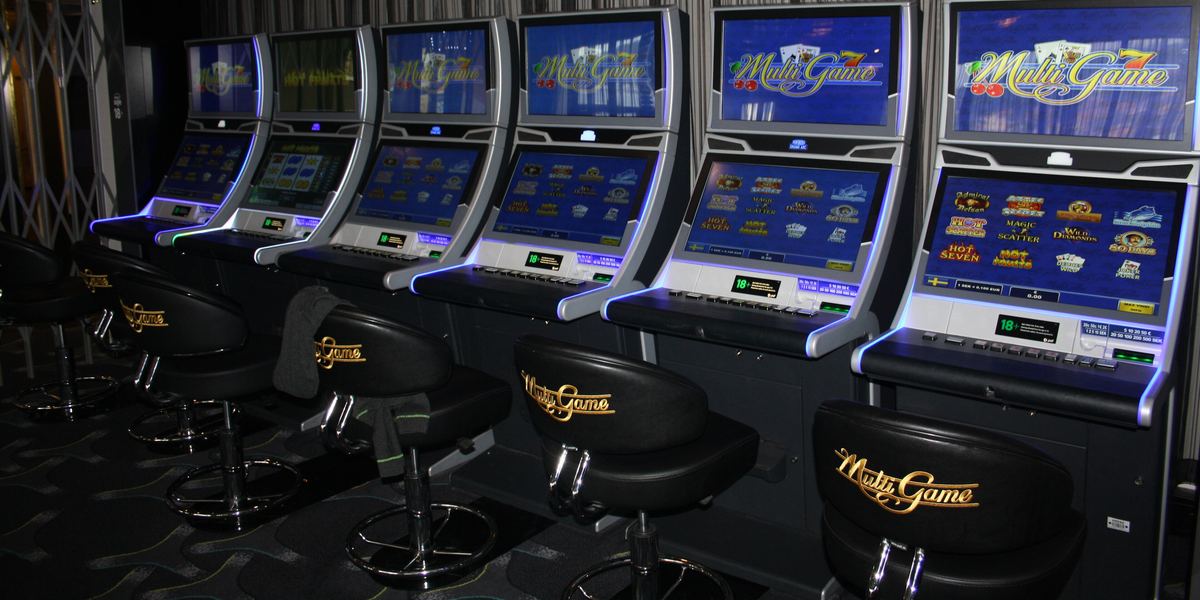 Fila di slot machine multigioco in un casinò