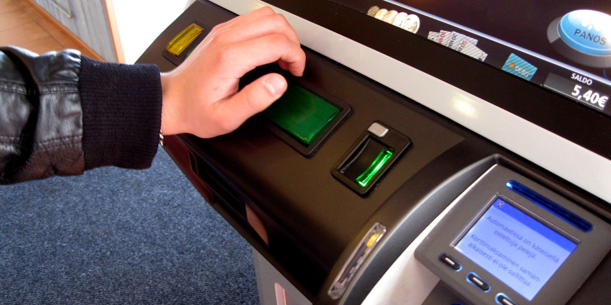 Mano che preme il pulsante di gioco di una slot machine