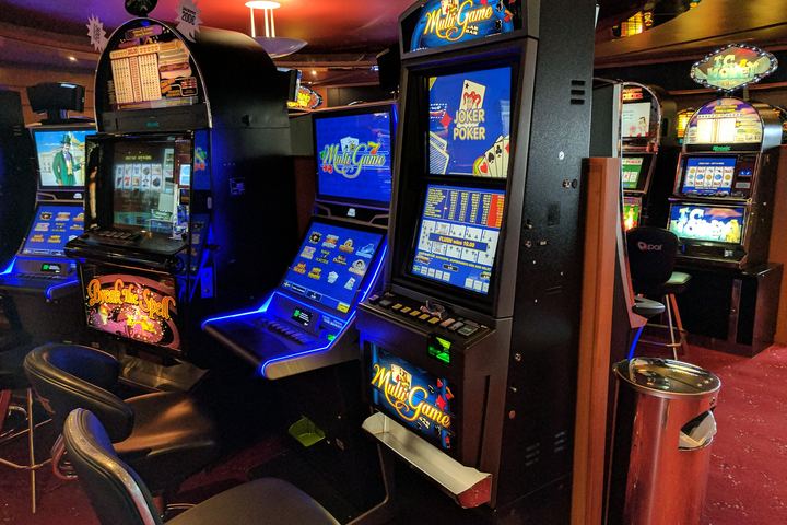 Slot machine e videopoker in una sala da gioco