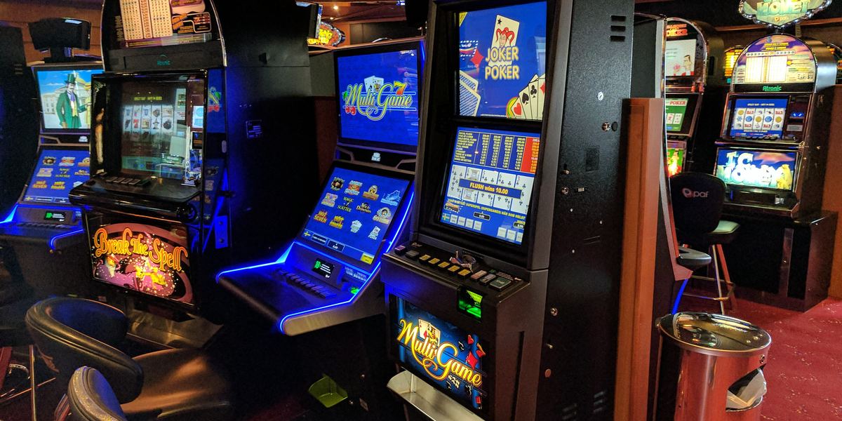 Slot machine e videopoker in una sala da gioco