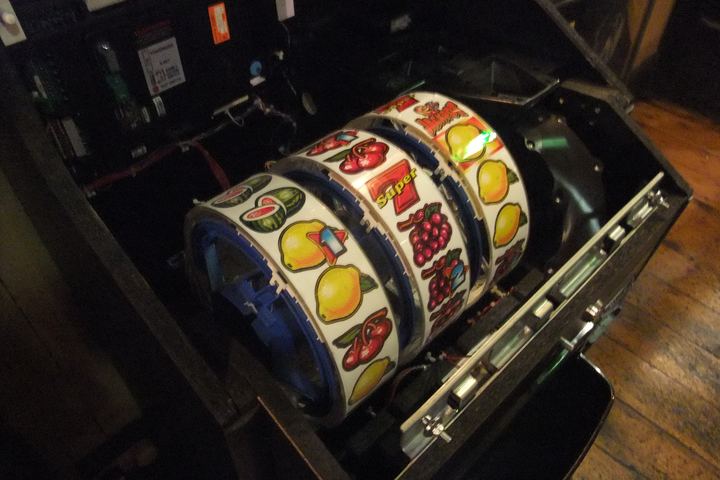 Rulli meccanici di una slot machine a frutta aperta