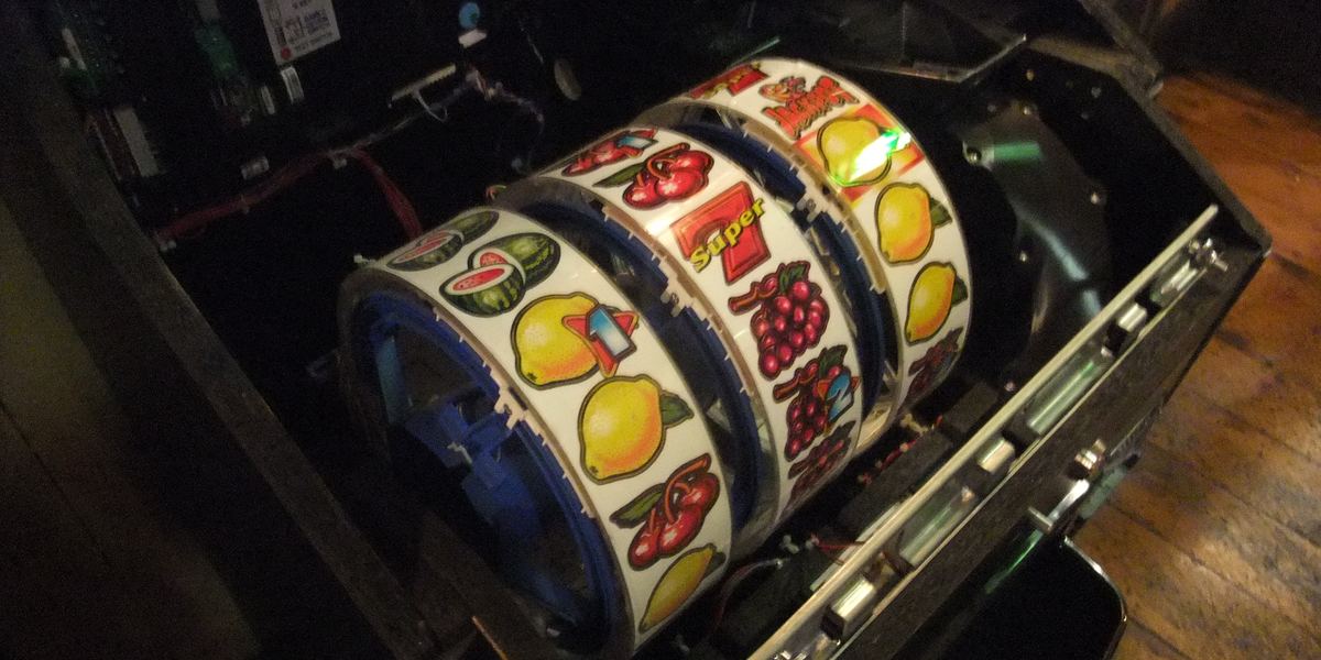 Rulli meccanici di una slot machine a frutta aperta