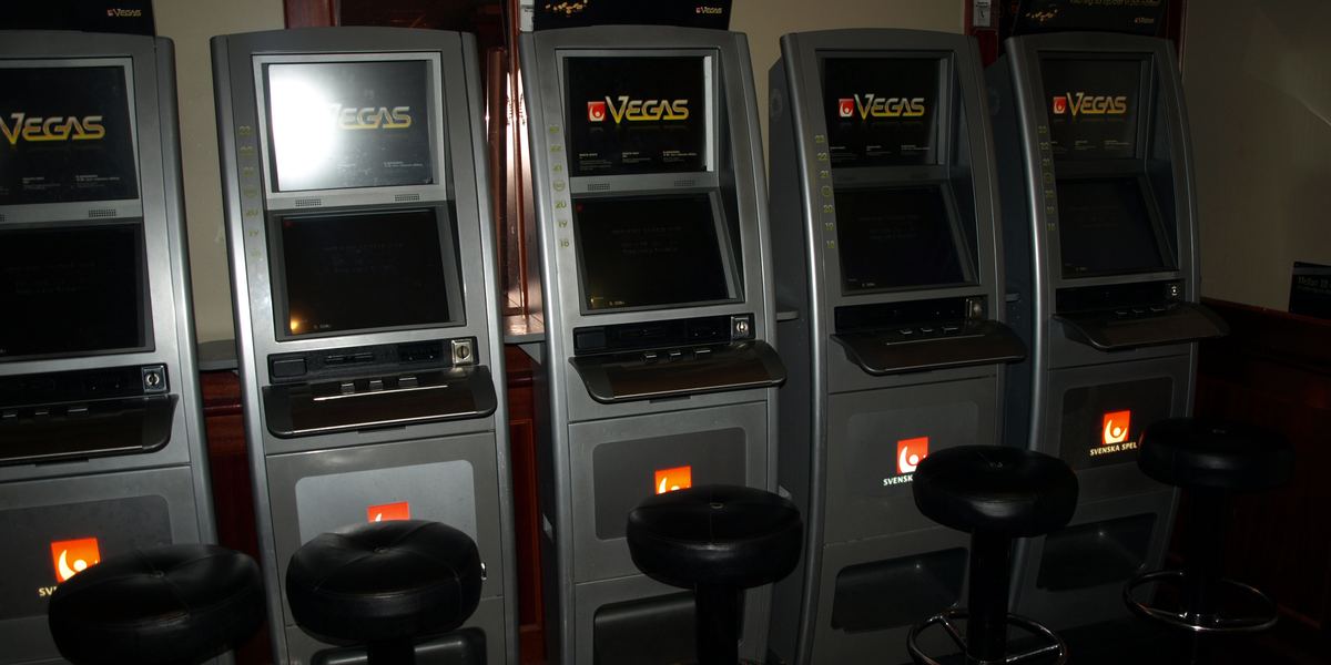 Videolottery allineate con sgabelli in una sala