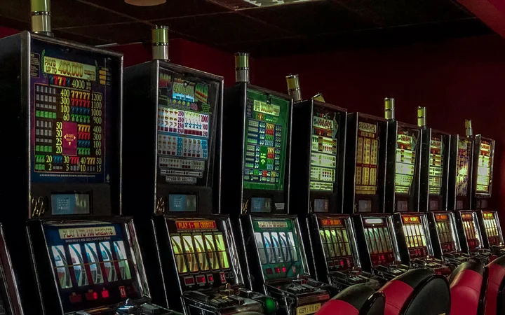 Fila di slot machine con le tabelle dei pagamenti illuminate